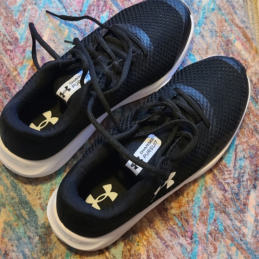 Under Armour Black Athletic Shoes Boys SZ 6